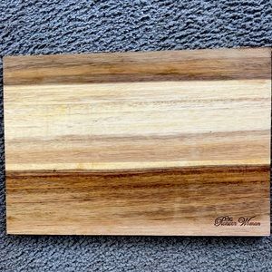 THE PIONEER WOMAN Wooden Cutting Board. 13” x 9”.